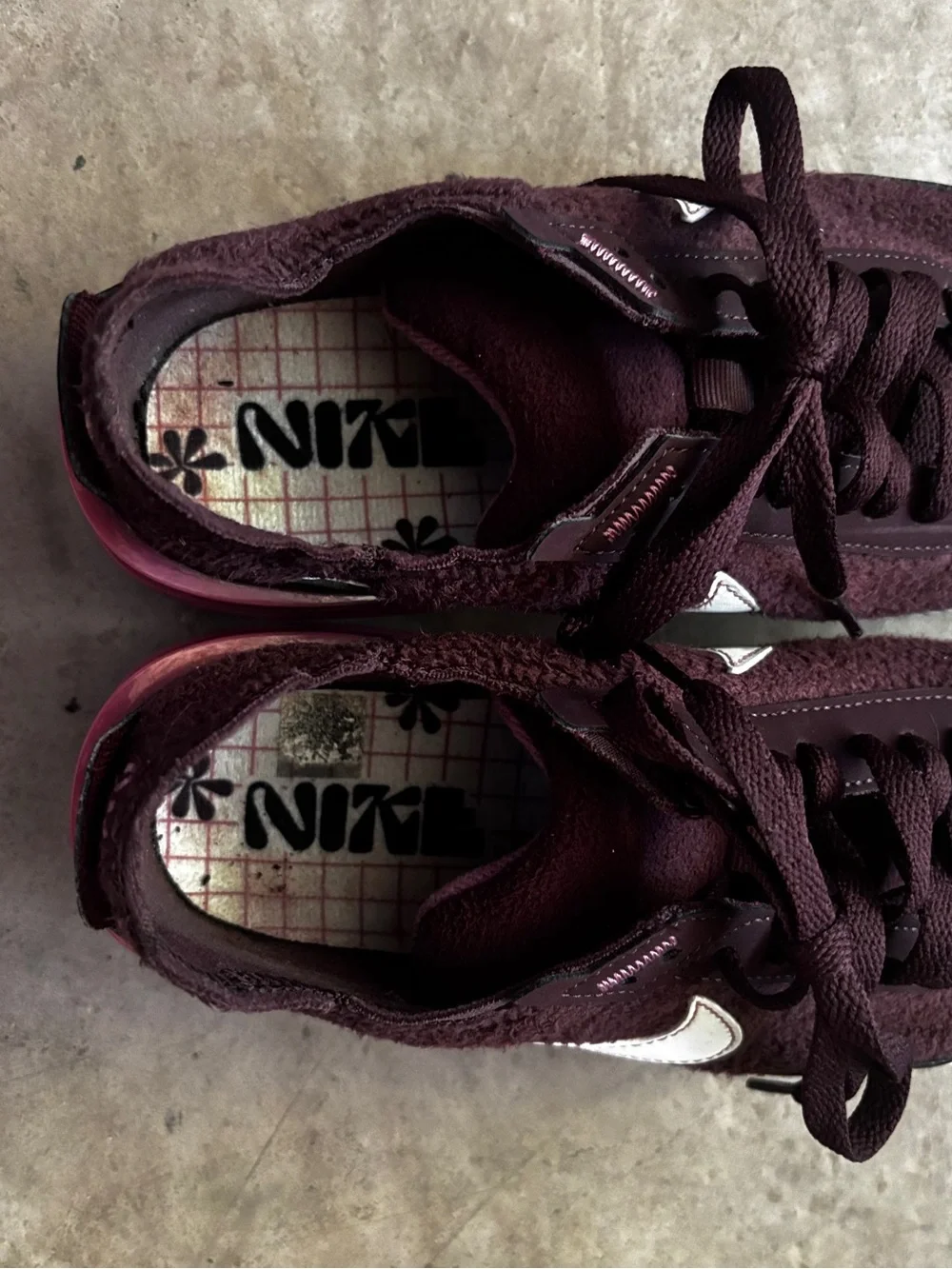 Nike Women’s Waffle One SE Maroon/White Athletic Sneaker w/Pink Accent  Size 8.5